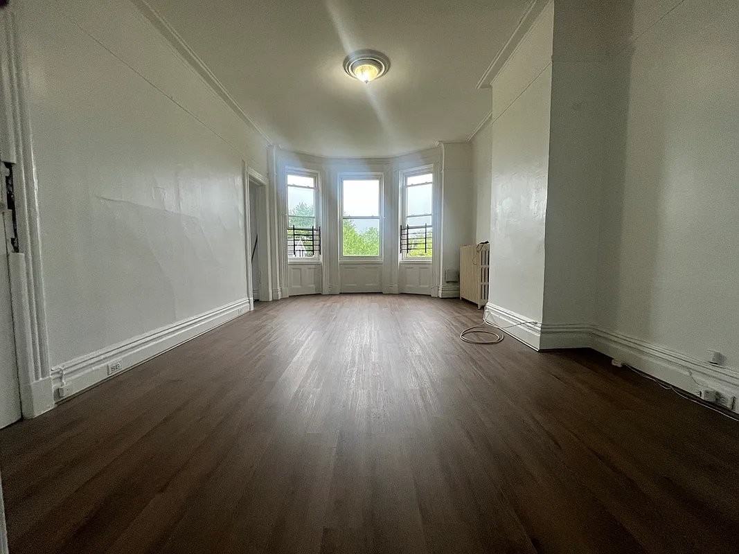 120 Norwood Ave - Photo 6 of 8