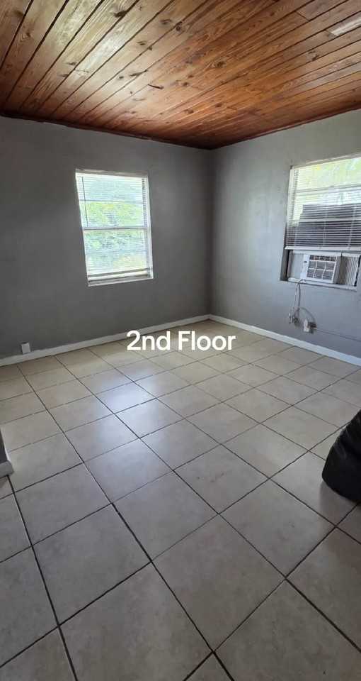 1232 W 35th St - Photo 5 of 9