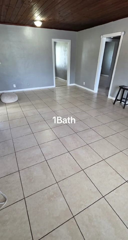 1232 W 35th St - Photo 7 of 9