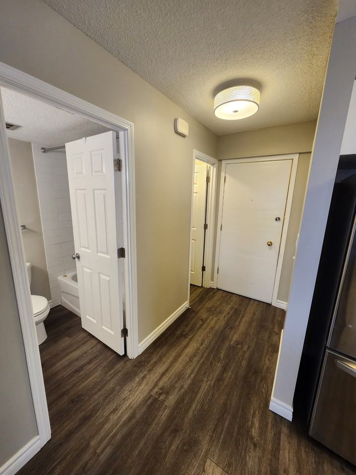 2315 14A Street S.W. - Photo 2 of 26