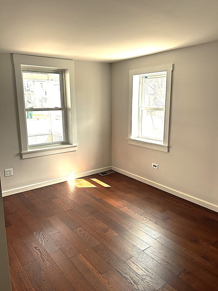 55 Warren St #1 - Photo 4 of 9
