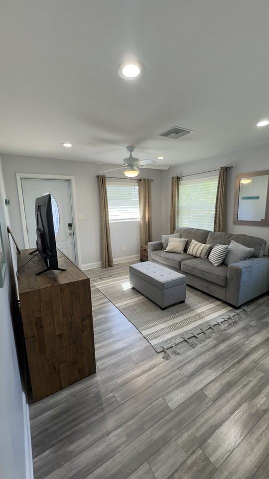 2370 Chaucer St #NA - Photo 2 of 18