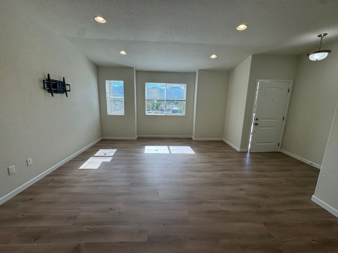 894 Petra Hts - Photo 3 of 18