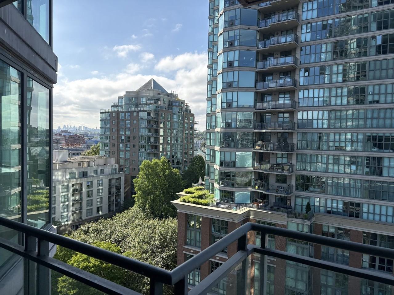 1088 Quebec St - Photo 5 of 10