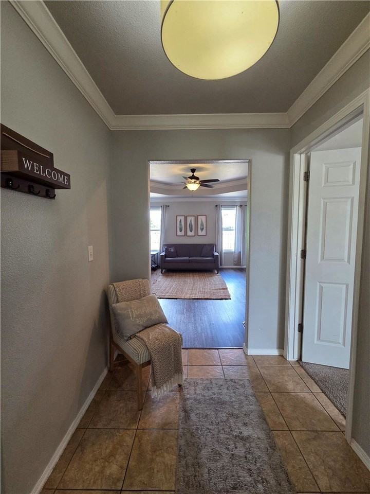 907 Sw River Rock St - Photo 6 of 25