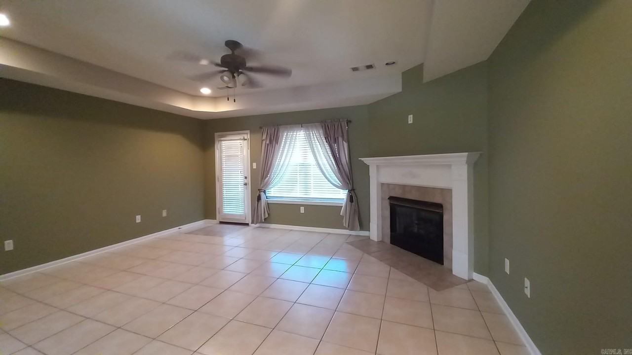 2225 Redwood - Photo 4 of 13