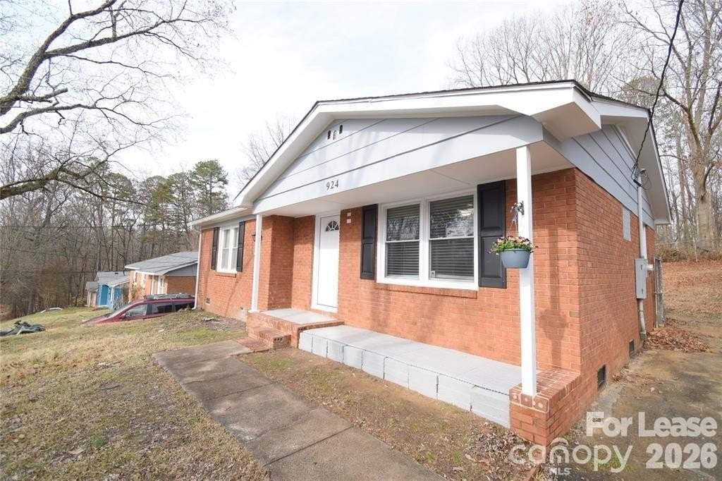 924 Edgegreen Dr - Photo 2 of 33