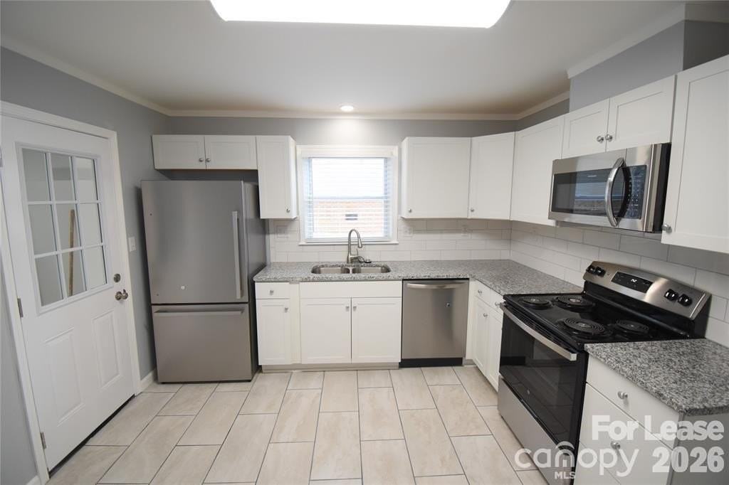 924 Edgegreen Dr - Photo 3 of 33