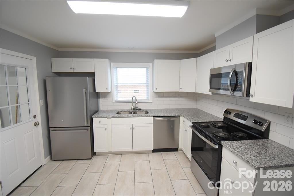 924 Edgegreen Dr - Photo 4 of 33