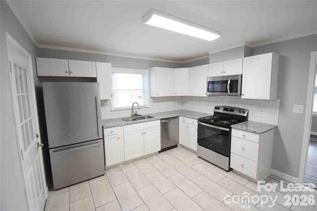 924 Edgegreen Dr - Photo 5 of 33