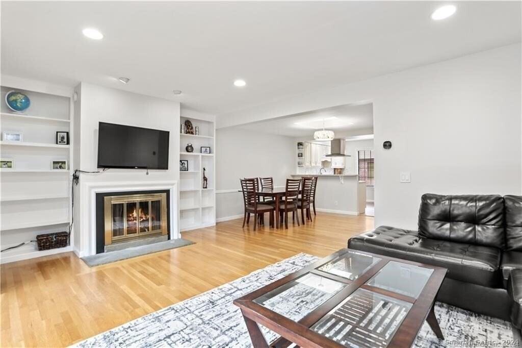 237 Strawberry Hill Ave #42 - Photo 4 of 28