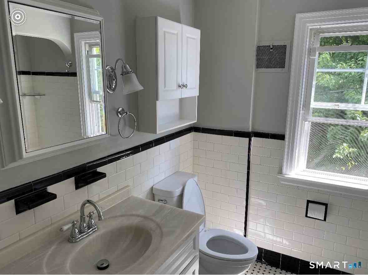 304 Buckingham St - Photo 6 of 11