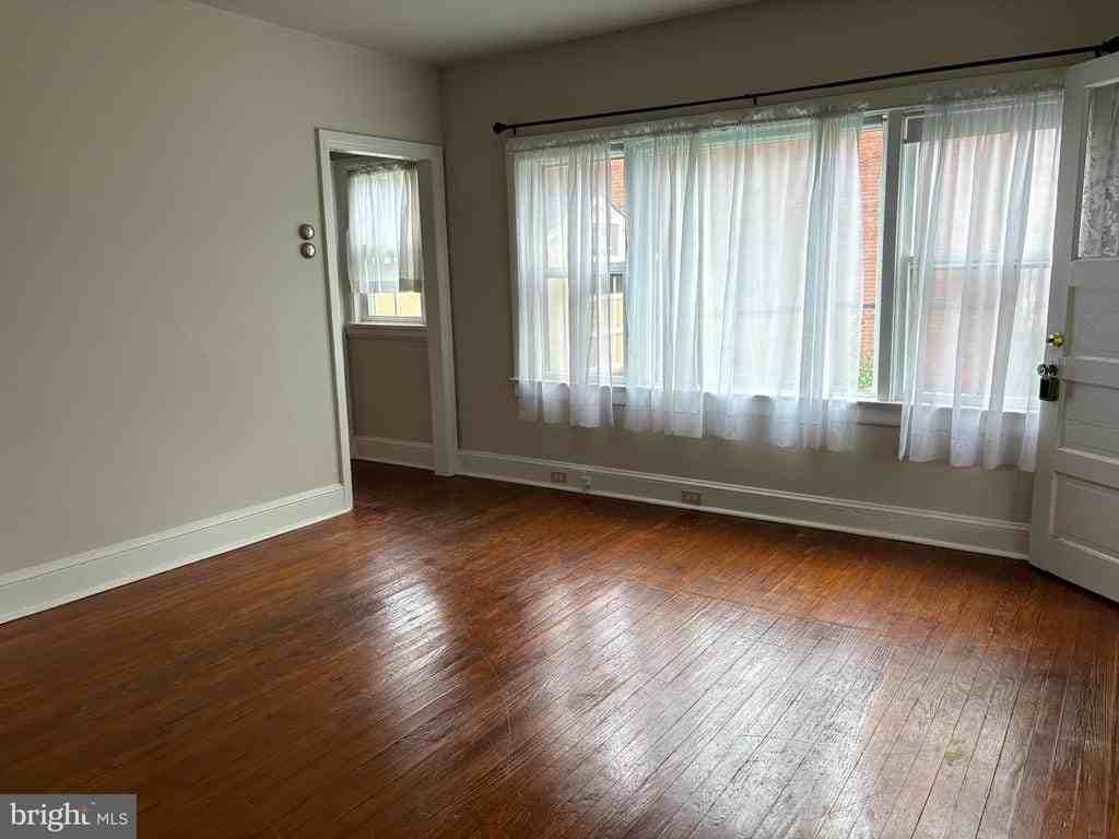 132 Plant Ave - Photo 5 of 16