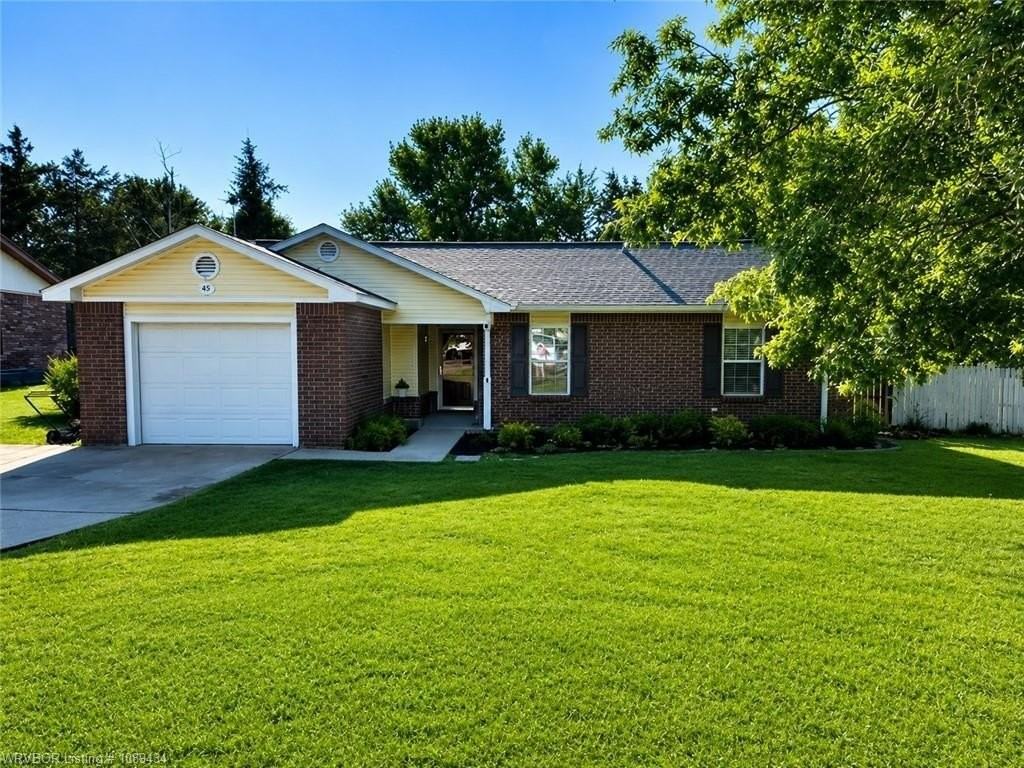40 Grand Maple Dr