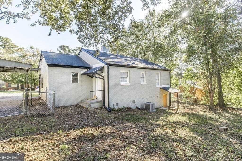 1930 Northbrook Ave - Photo 4 of 10