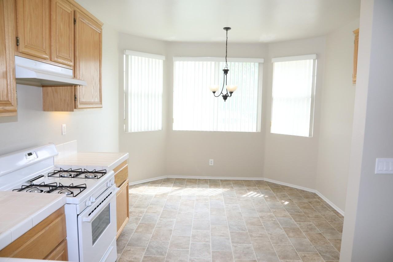 45713 Coventry Ct - Photo 3 of 19