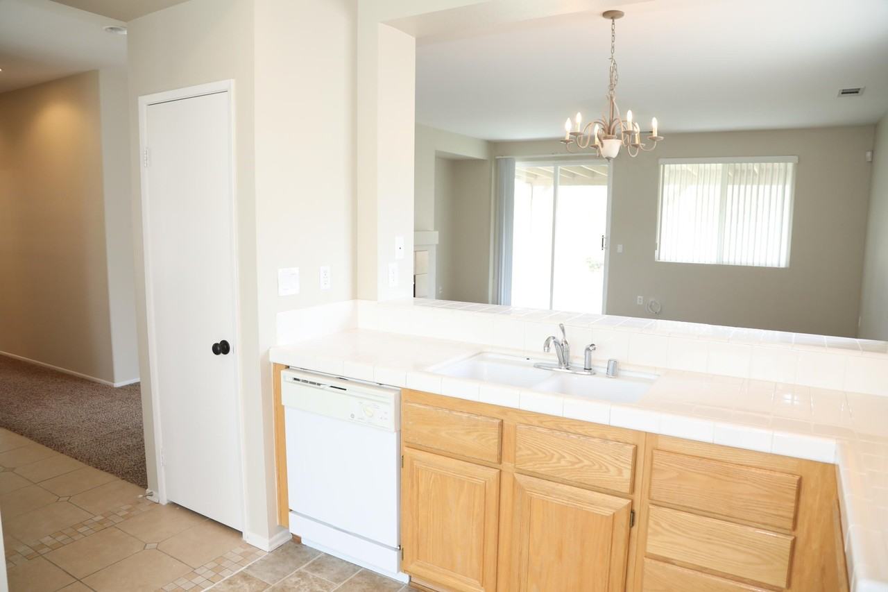 45713 Coventry Ct - Photo 4 of 19