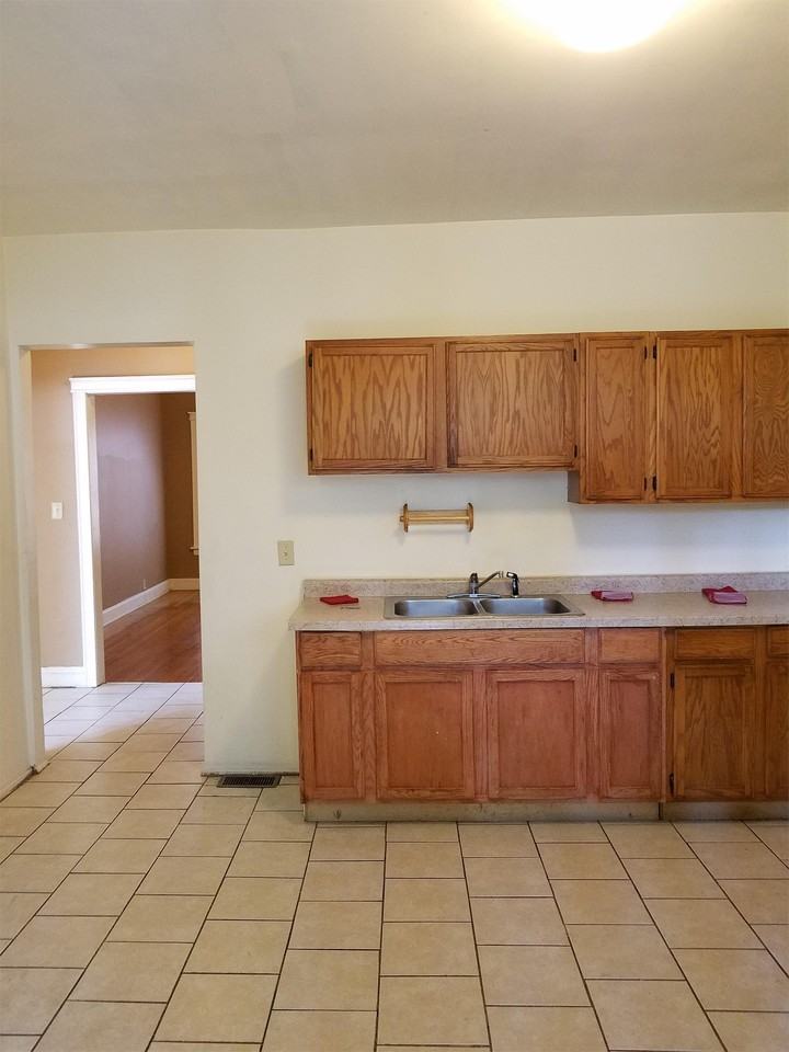 909 W 76th St #909-1 - Photo 3 of 10
