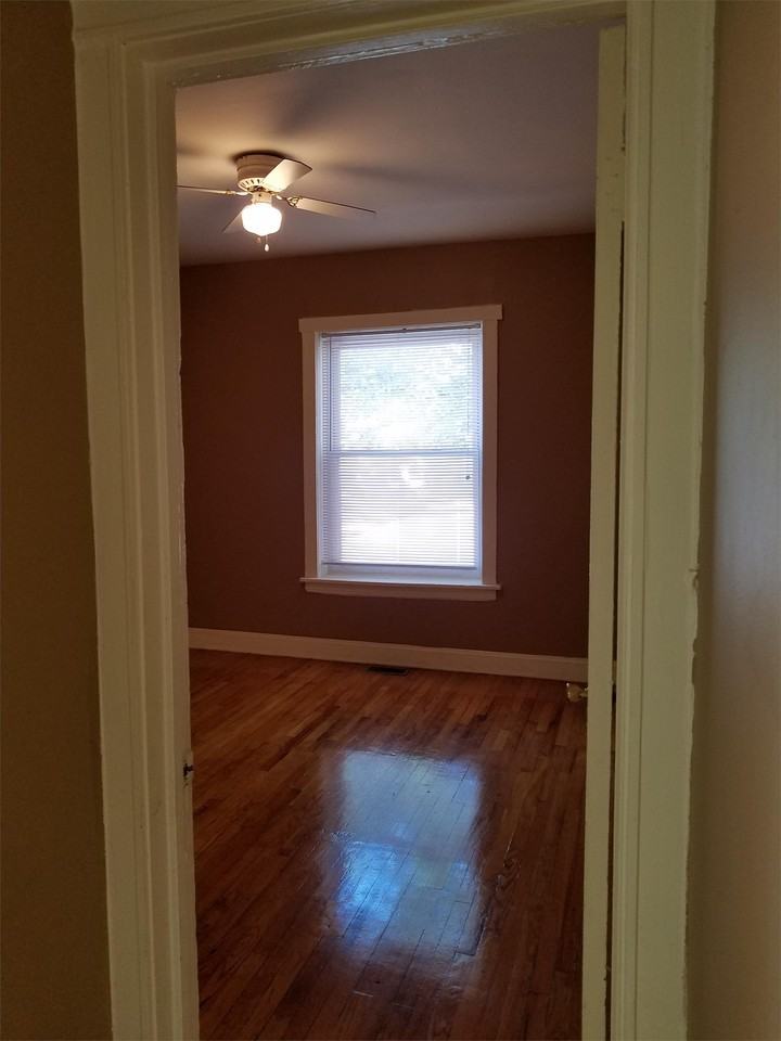 909 W 76th St #909-1 - Photo 7 of 10