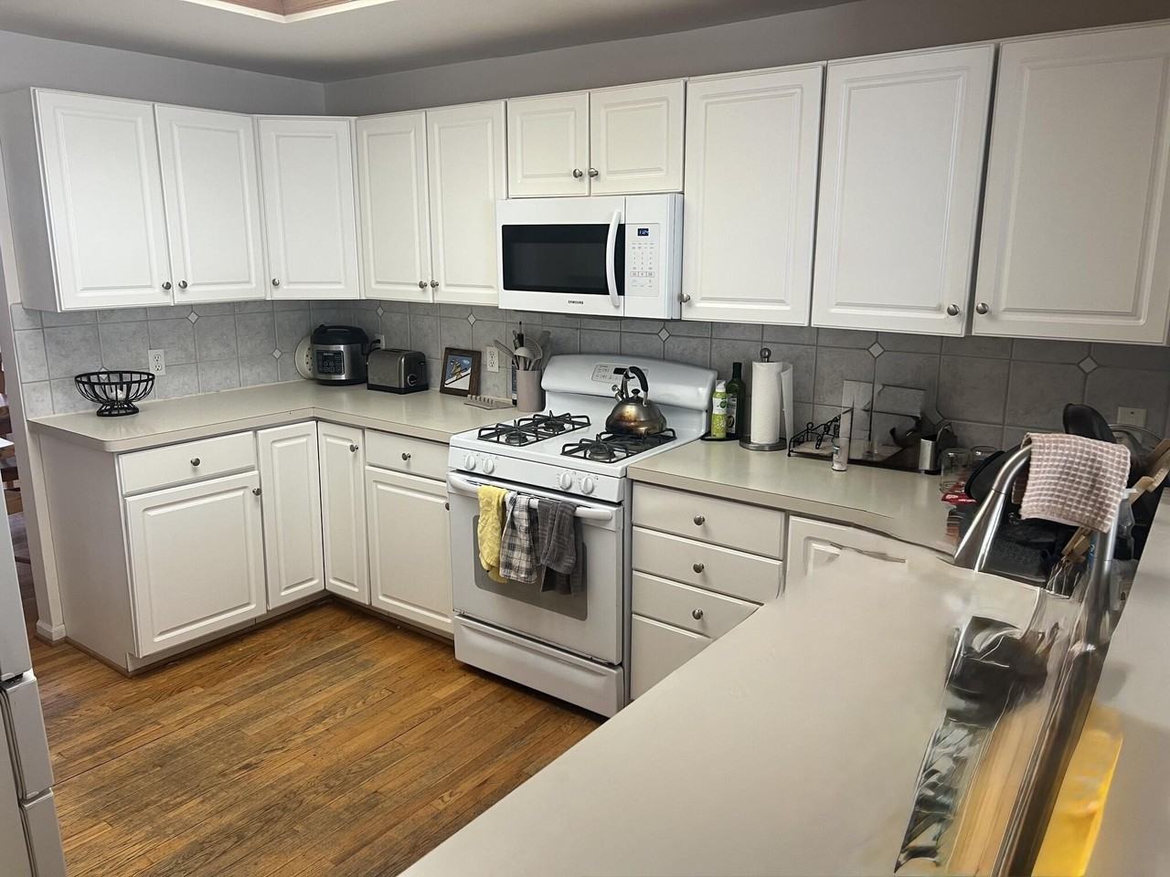 998 Catherine St - Photo 6 of 18