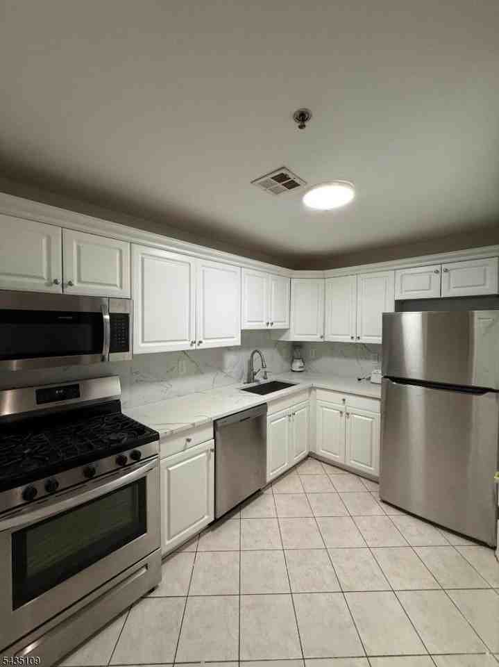 901 Stuyvesant Ave Apt 110 #110 - Photo 2 of 9