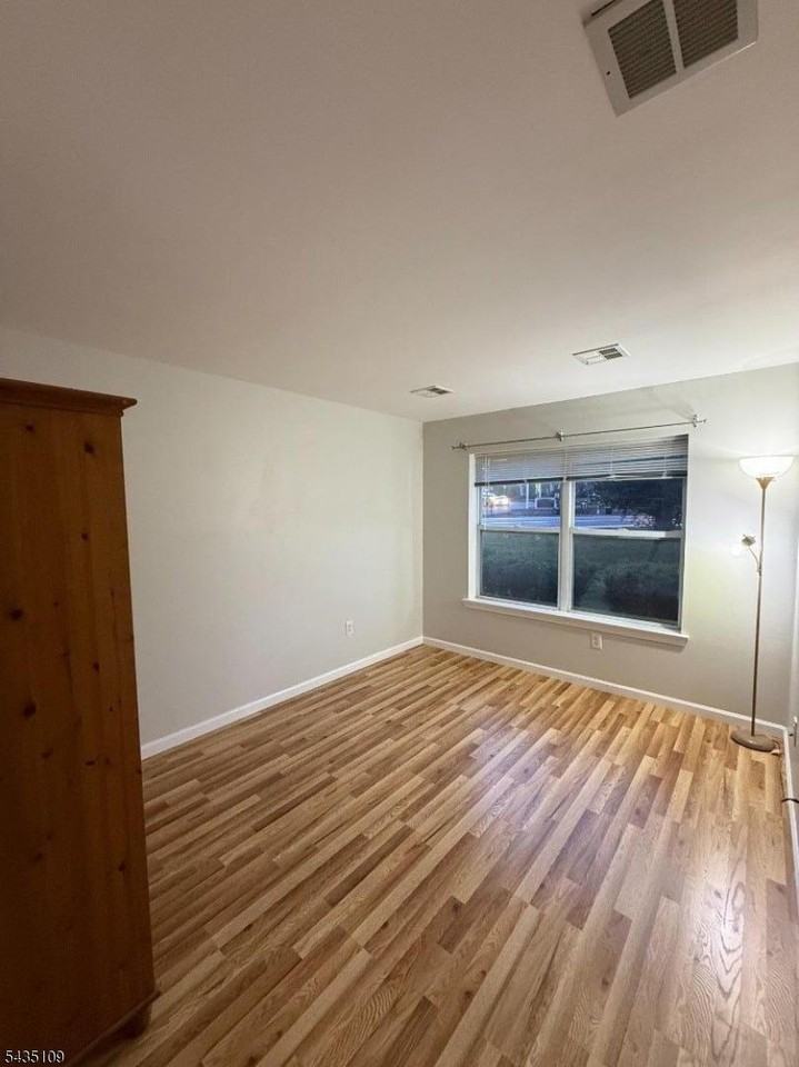 901 Stuyvesant Ave Apt 110 #110 - Photo 7 of 9