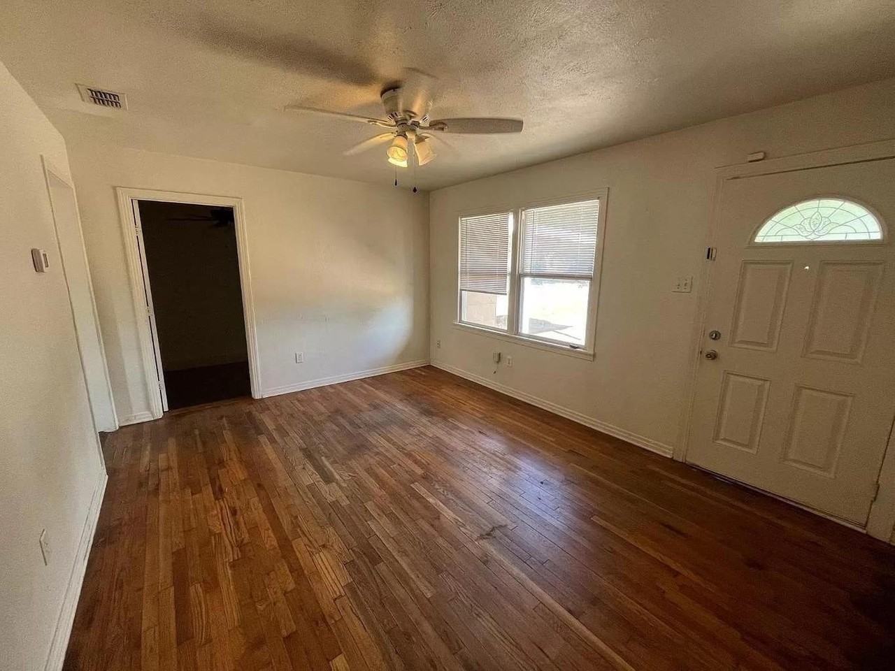 4601 32nd St - Photo 2 of 12