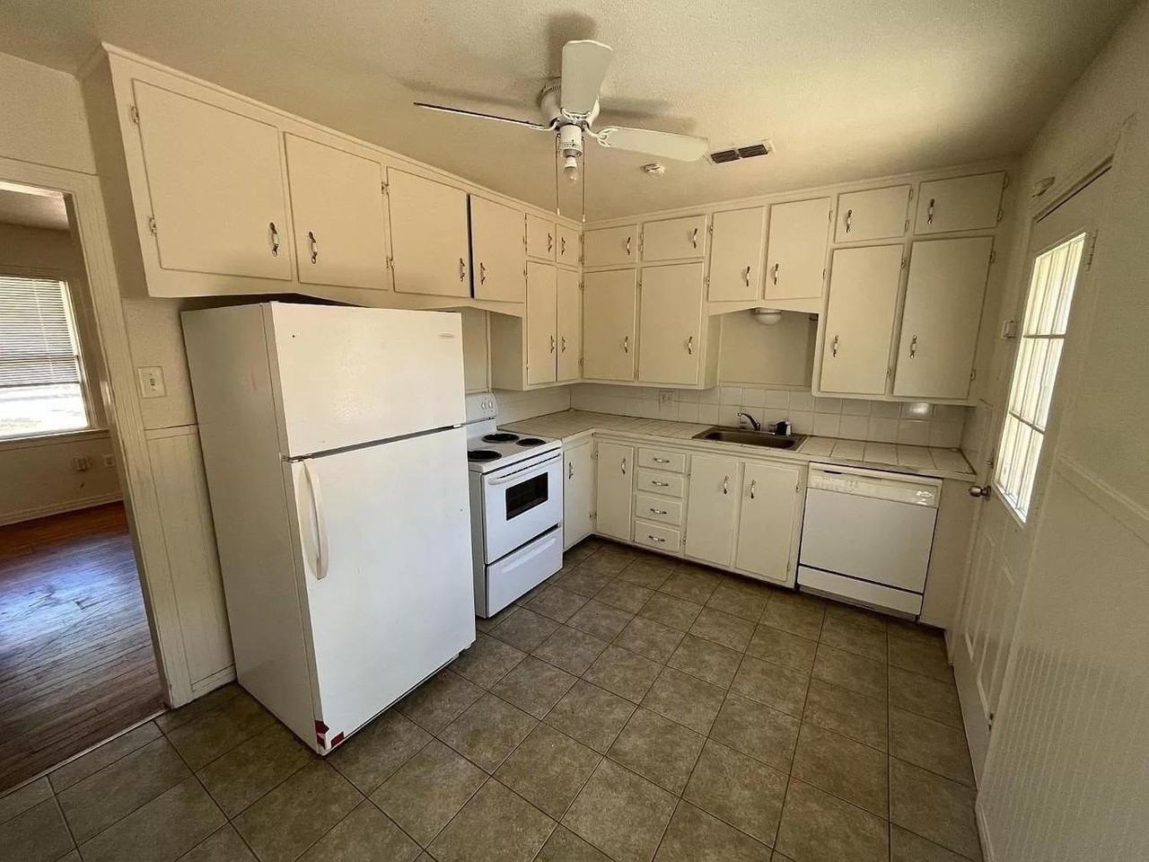 4601 32nd St - Photo 3 of 12