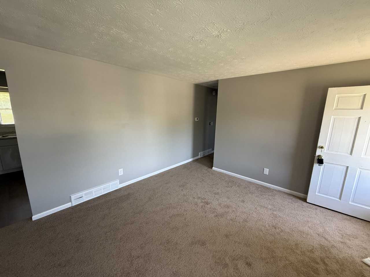 1333 Ox Hill Dr - Photo 3 of 11