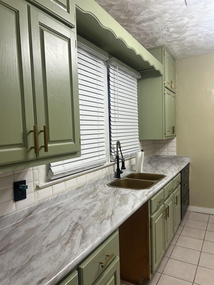 1804 Foster Ave - Photo 7 of 18