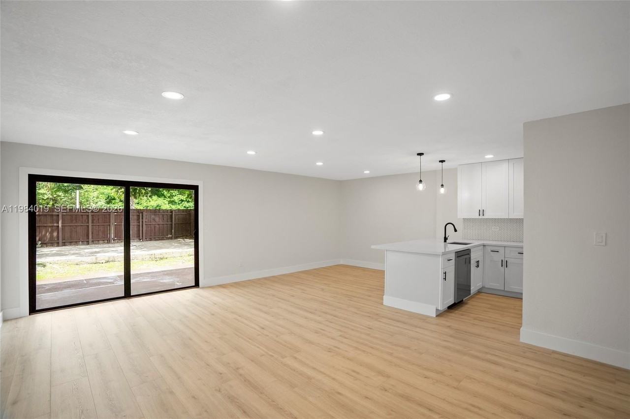 28015 Sw 143rd Ct - Photo 2 of 8