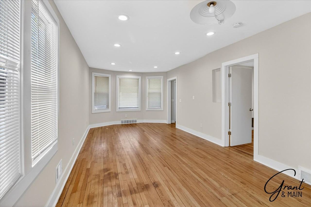 2315 Yemans St - Photo 2 of 26