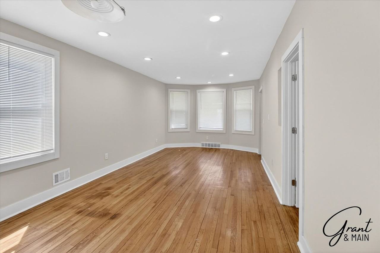 2315 Yemans St - Photo 3 of 26