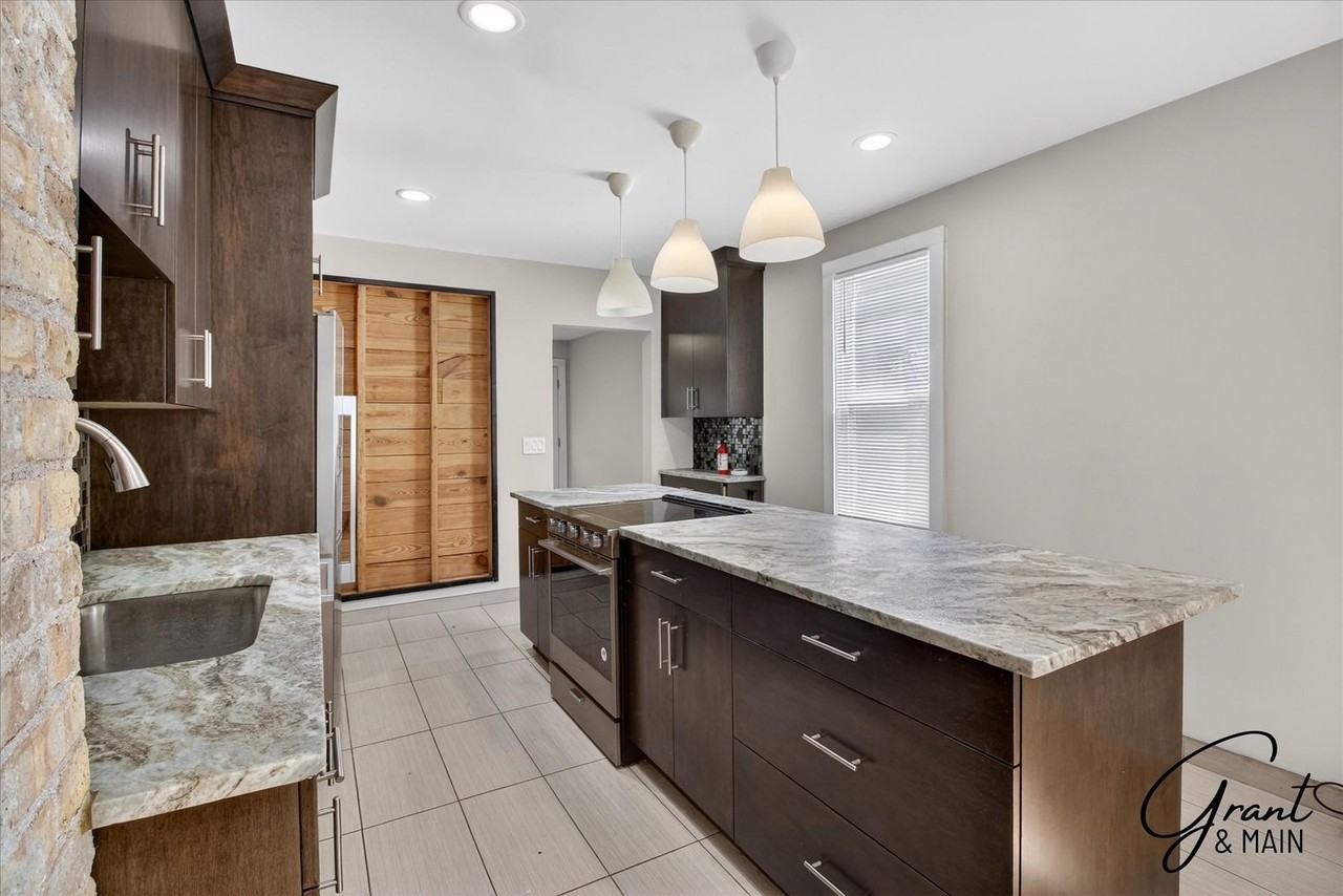 2315 Yemans St - Photo 6 of 26