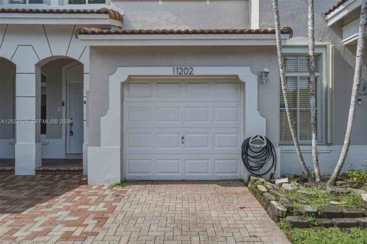 11202 Nw 56th St - Photo 2 of 30