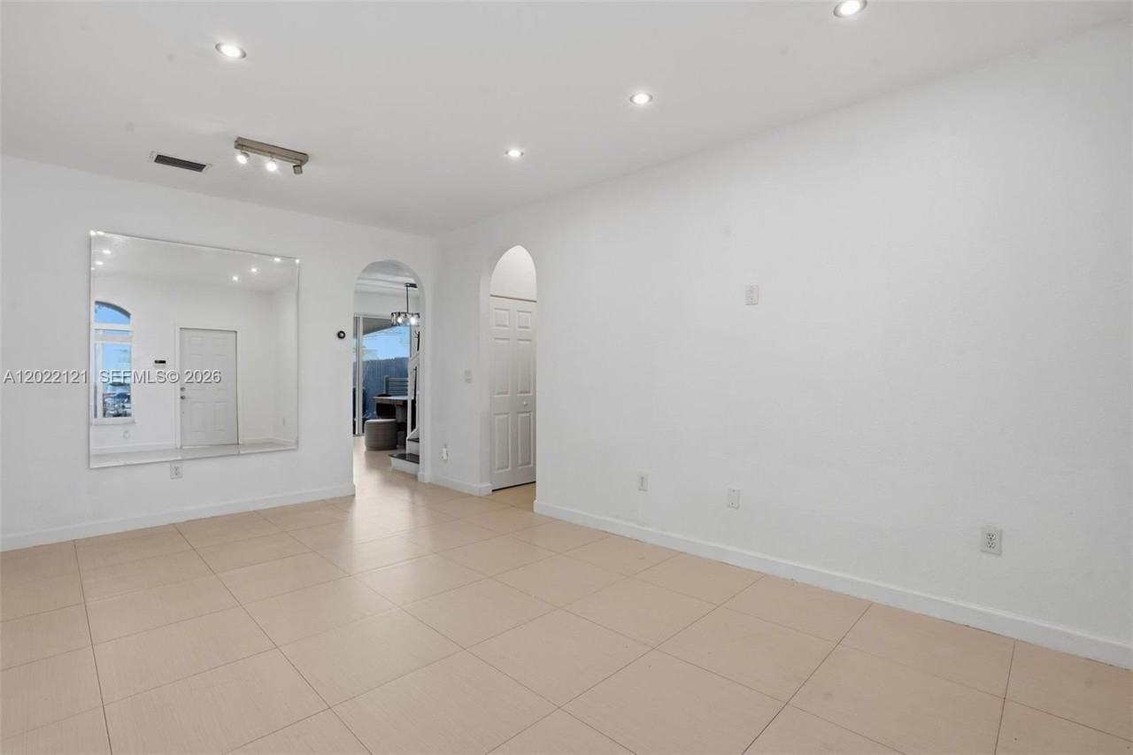 11202 Nw 56th St - Photo 4 of 30