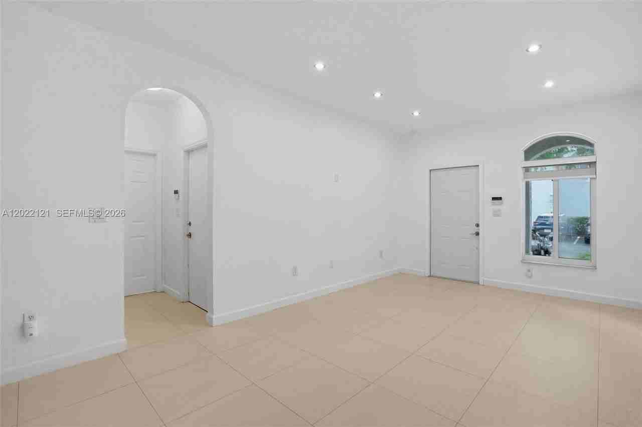 11202 Nw 56th St - Photo 5 of 30