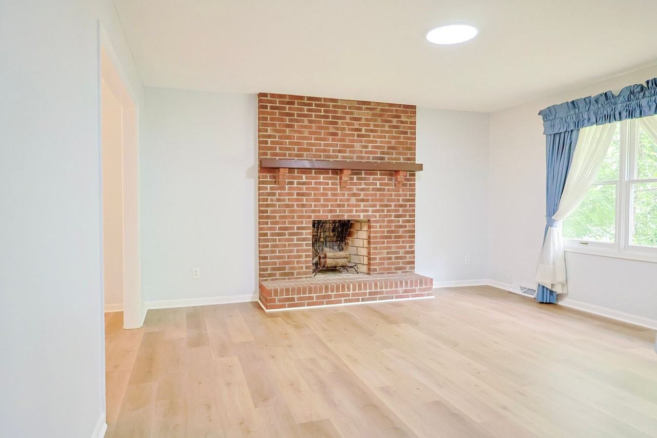 205 Tamassee Dr - Photo 4 of 50