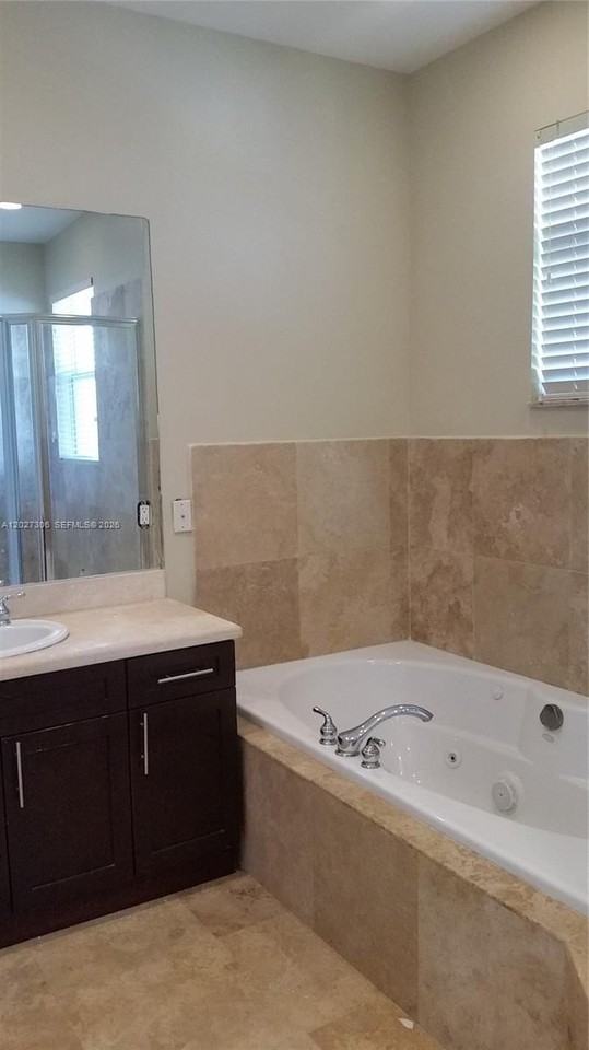 1236 Ne 14th Ave - Photo 6 of 7