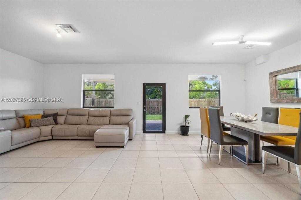 24242 Sw 119th Pl #0 - Photo 5 of 40