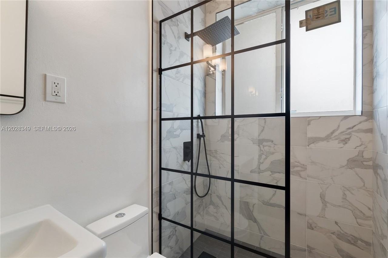 2204 Mckinley St #2 - Photo 4 of 11