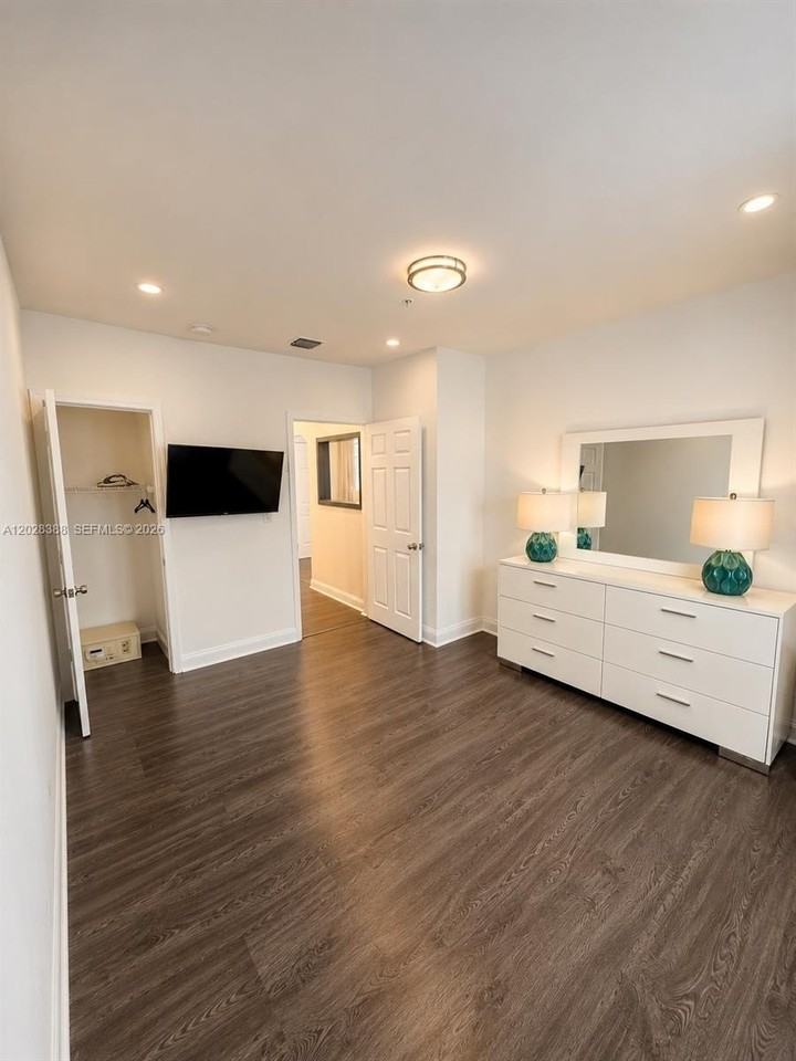 1536 Jefferson Ave #4 - Photo 7 of 12