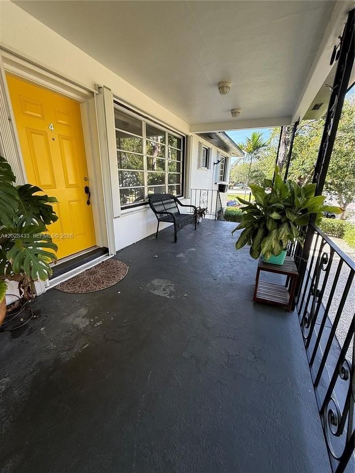 705 Ne 92nd St #3 - Photo 3 of 11