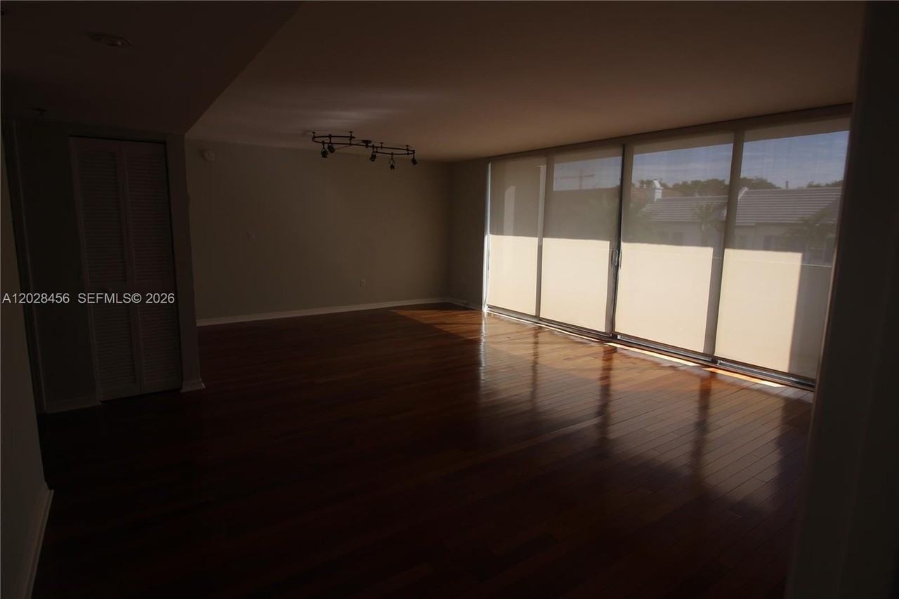 441 Valencia Ave #202 - Photo 2 of 10