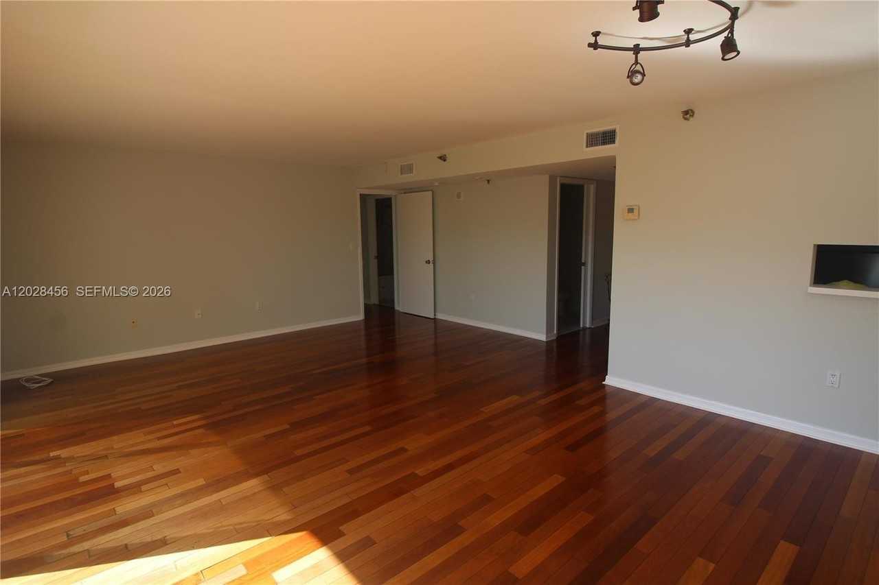 441 Valencia Ave #202 - Photo 3 of 10