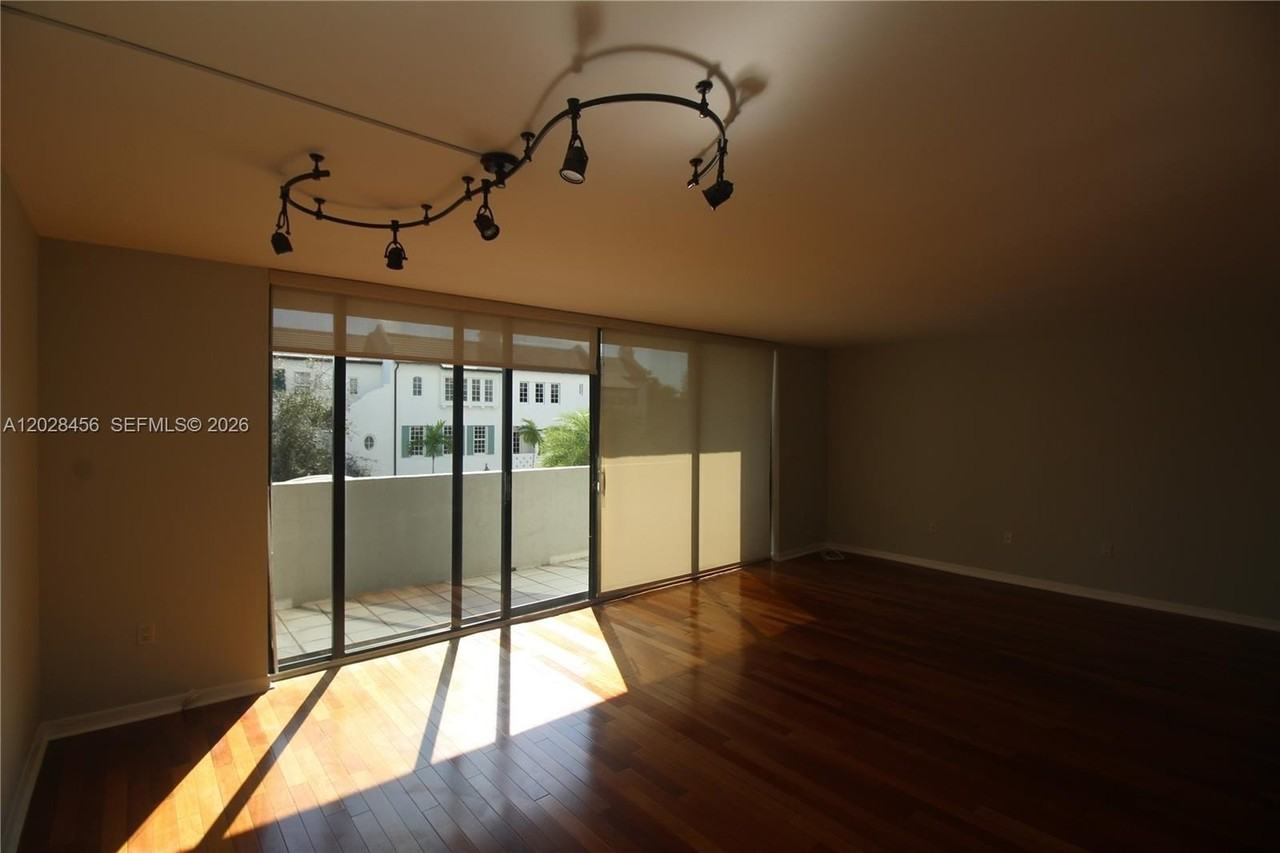 441 Valencia Ave #202 - Photo 4 of 10