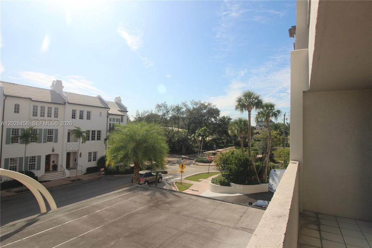 441 Valencia Ave #202 - Photo 7 of 10