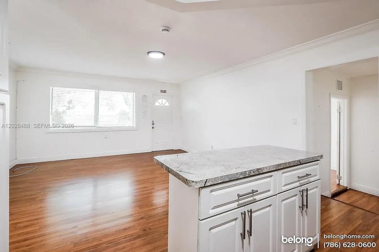 5631 Polk St - Photo 4 of 14