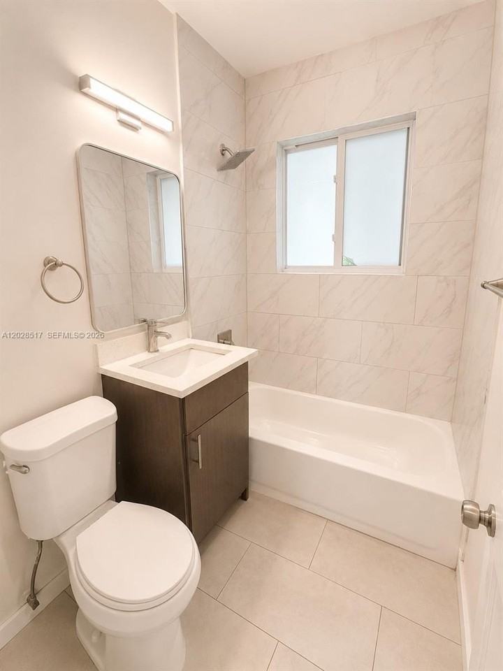 1525 Michigan Ave #1 - Photo 7 of 9