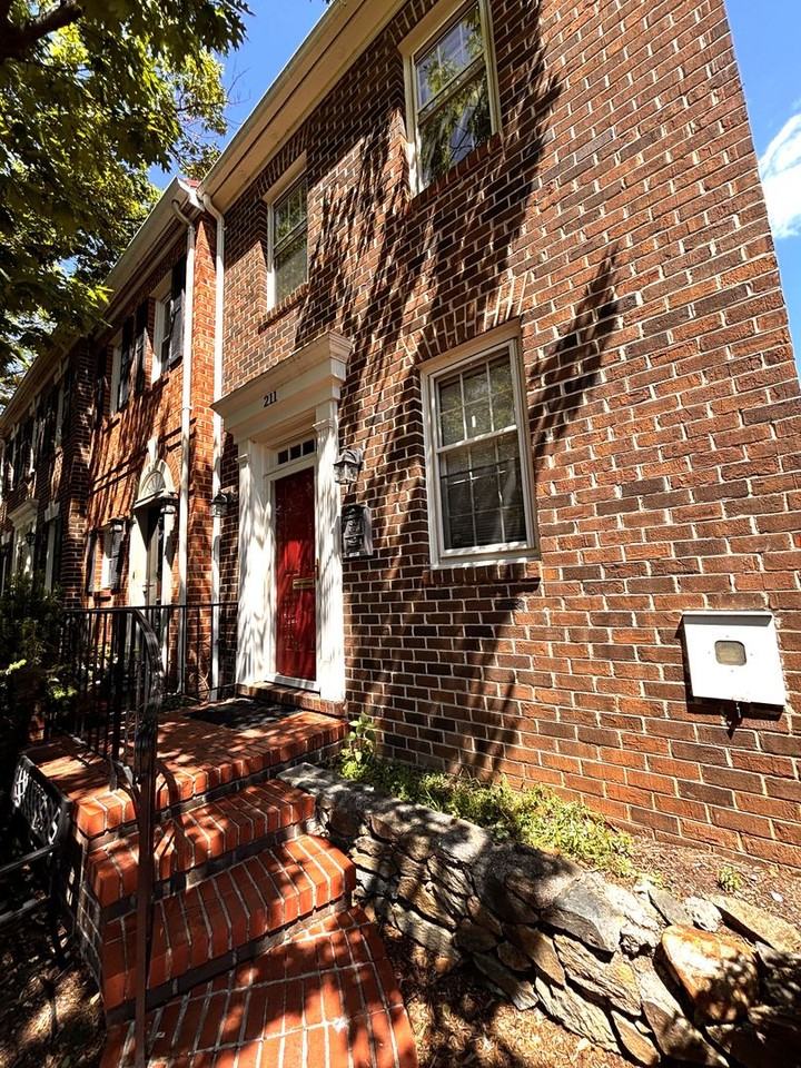 211 Oronoco St - Photo 2 of 20